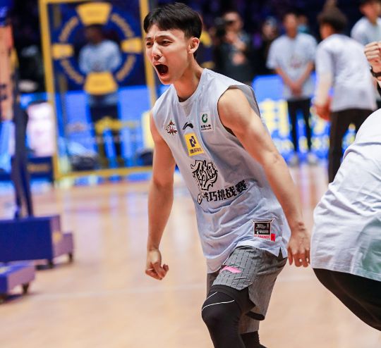 克里夫兰骑士训练开放日，清晨完成体检引欢呼，CBA常规赛在即，资深球员宣示担当的简单介绍